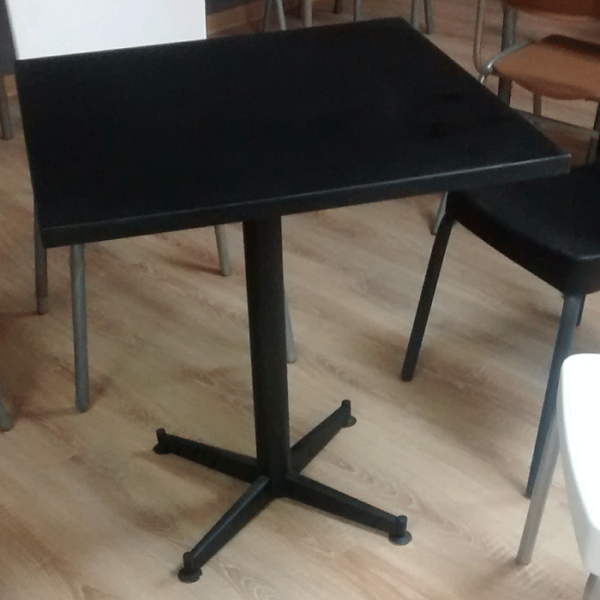 mesa columna cuadrada laminas negra